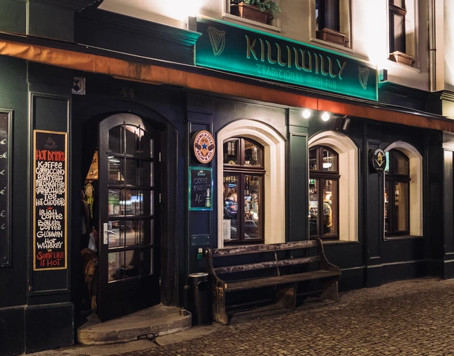 Killiwilly - Gastronomie in Leipzig Außenansicht des Killiwilly mit Blick auf die schöne Fassade des Irish Pubs und seine Karte sowie den Eingangsbereich am Abend, Gastronomie, Pub, Kneipe