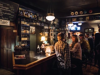 Killiwilly - Gastronomie in Leipzig Das Geschehen im Pub, Gäste sitzen an der Bar und unterhalten sich in gemütlichem Ambiente, kneipe, pub, gastonomie