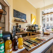 Le caphe - Cafés in Leipzig Aufnahme des hellen und moderne Cafés le caphe mit Blick auf die Bar und alle zugehörigen Utensilien sowie das große Fenster zur Straße (im Hintergrund), cafe, restaurant