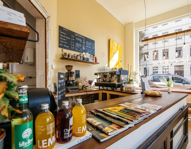 Le caphe - Cafés in Leipzig Aufnahme des hellen und moderne Cafés le caphe mit Blick auf die Bar und alle zugehörigen Utensilien sowie das große Fenster zur Straße (im Hintergrund), cafe, restaurant