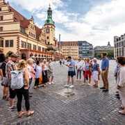 Gruppenführung mit Leipzig Erleben am Markt - Stadtführungen in Leipzig Eine Gruppe Menschen steht auf dem Markt in Leipzig und ist Teil einer Stadtführung, Innenstadt, Freizeit