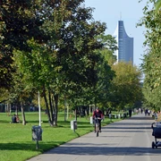 Lene-Voigt-Park - Parks in Leipzig Blick in den Lene-Voigt-Park und im Hintergrund ist der Panorama Tower zu sehen