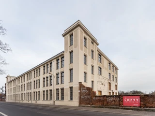 LOFFT Theater - Bühnen in Leipzig Blick auf das helle Gebäude des Lofft Theaters in Plagwitz, Kultureinrichtung, Schauspiel, Tanz, Performance