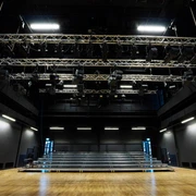 LOFFT Theater - Bühnen in Leipzig Blick von der Bühne im Theater LOFFT auf die Zuschauerreihen in einem Raum mit schwarzen Wänden mit Beleuchtung, Kultureinrichtung, Freizeit