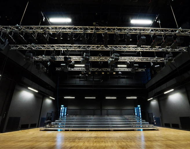 LOFFT Theater - Bühnen in Leipzig Blick von der Bühne im Theater LOFFT auf die Zuschauerreihen in einem Raum mit schwarzen Wänden mit Beleuchtung, Kultureinrichtung, Freizeit