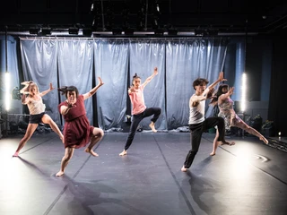 ATOMHEARTMOTHER LOFFT - Theaterbühnen in Leipzig Performance eines Tanztheaters auf einer beleuchteten Bühne des Theaters LOFFT in Leipzig, Kultureinrichtung, Performance, Schauspiel