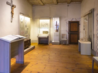 Die umfangreiche Sanierung des historischen Gebäudes im Herzen der Stadt wurde 2013 abgeschlossen. Nach jahrzehntelanger Arbeit konnte die beachtenswerte Raumgestaltung restauriert bzw. rekonstruiert werden. Im Obergeschoss finden Sie die Ausstellung zur Leisniger Kastenordnung, zur Leisniger Kirchenmusik sowie zur Stadtgeschichte. Ein Seminarraum mit moderner Präsentationstechnik steht für Veranstaltungen zur Verfügung. Es werden Ausstellungen u.a. zur Leisniger Kastenordnung und zur Leisniger Kirchenmusik gezeigt.  Die umfangreiche Sanierung des historischen Gebäudes im Herzen der Stadt wurde 2013 abgeschlossen. Nach jahrzehntelanger Arbeit konnte die beachtenswerte Raumgestaltung restauriert bzw. rekonstruiert werden. Im Obergeschoss finden Sie die Ausstellung zur Leisniger Kastenordnung, zur Leisniger Kirchenmusik sowie zur Stadtgeschichte. Ein Seminarraum mit moderner Präsentationstechnik steht für Veranstaltungen zur Verfügung. Es werden Ausstellungen u.a. zur Leisniger Kastenordnung und zur Leisniger Kirchenmusik gezeigt.