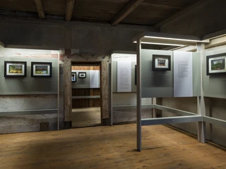 Die umfangreiche Sanierung des historischen Gebäudes im Herzen der Stadt wurde 2013 abgeschlossen. Nach jahrzehntelanger Arbeit konnte die beachtenswerte Raumgestaltung restauriert bzw. rekonstruiert werden. Im Obergeschoss finden Sie die Ausstellung zur Leisniger Kastenordnung, zur Leisniger Kirchenmusik sowie zur Stadtgeschichte. Ein Seminarraum mit moderner Präsentationstechnik steht für Veranstaltungen zur Verfügung. Es werden Ausstellungen u.a. zur Leisniger Kastenordnung und zur Leisniger Kirchenmusik gezeigt.  Die umfangreiche Sanierung des historischen Gebäudes im Herzen der Stadt wurde 2013 abgeschlossen. Nach jahrzehntelanger Arbeit konnte die beachtenswerte Raumgestaltung restauriert bzw. rekonstruiert werden. Im Obergeschoss finden Sie die Ausstellung zur Leisniger Kastenordnung, zur Leisniger Kirchenmusik sowie zur Stadtgeschichte. Ein Seminarraum mit moderner Präsentationstechnik steht für Veranstaltungen zur Verfügung. Es werden Ausstellungen u.a. zur Leisniger Kastenordnung und zur Leisniger Kirchenmusik gezeigt.