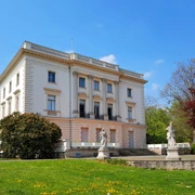 Weißes Haus im agra-Park Markkleeberg - Sehenswürdigkeiten in der Leipzig Region Außenansicht des Weißen Hauses im agra-Park in Markkleeberg, welches vom Versailler Lustschloss Petit Trianon inspiriert ist, mit Terrasse bei sonnigem Wetter, Ausflug, Leipzig Region