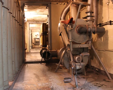 Notlüfter im Stasi-Bunker Machern - Geschichte in Leipzig und Region Der einstige Notlüfter im Museum des Stasi-Bunkers Machern erinnert mit seinem Sattel und Pedalen an ein Fahrrad, Geschichte von Leipzig Region