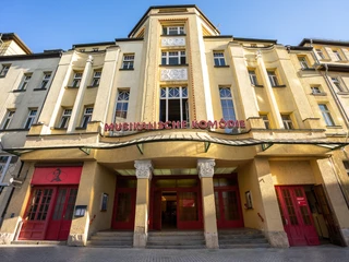 Eingang zur Musikalischen Komödie - Kultur in Leipzig Blick auf die Fassade der Musikalischen Komödie Leipzig, Kultur, Schauspiel, Freizeit