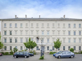 Eingang Naturkundemuseum - Museen in Leipzig Blick auf den Haupteingang zum Naturkundemuseum Leipzig dessen Ausstellung besonders interessant für Kinder und Ausflüge mit der Familie ist, Kultureinrichtung
