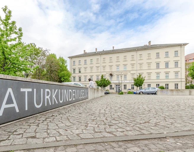 Naturkundemuseum - Museen in Leipzig Blick auf den Haupteingang zum Naturkundemuseum Leipzig dessen Ausstellung besonders interessant für Kinder und Ausflüge mit der Familie ist, Kultureinrichtung