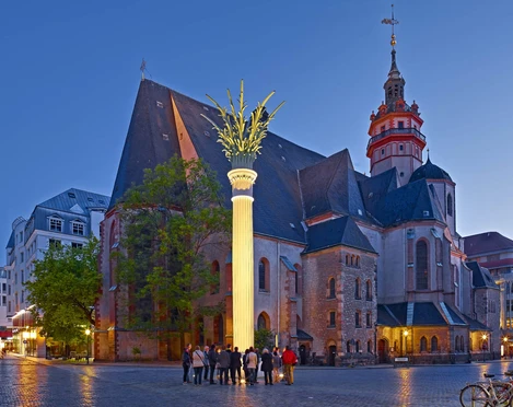 Nikolaikirche Leipzig am Abend - Sehenswürdigkeiten in Leipzig Blick auf die Nikolaikirche und die Nikolaisäule auf dem Nikolaikirchhof am Abend, auf dem die Friedengebete stattfanden die zur Friedlichen Revolution führten, Kultureinrichtung, Geschichte von Leipzig, Sehenswürdigkeiten