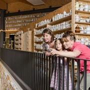 Kaffeekannensammlung im O-Schatz-Park - Freizeit in der Leipzig Region Eine Familie steht im "O", der Multifunktionshalle im O-Schatz-Park und bestaunt die riesige Kaffeekannensammlung