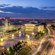 Augustusplatz mit Oper Leipzig - Musikstadt Leipzig Blick vom Radisson Hotel auf den abendlichen Augustusplatz mit hell erleuchteter Oper Leipzig, Musikstadt, Kultur, Freizeit