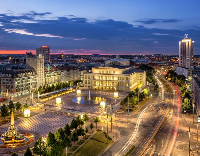 Augustusplatz mit Oper Leipzig - Musikstadt Leipzig Blick vom Radisson Hotel auf den abendlichen Augustusplatz mit hell erleuchteter Oper Leipzig, Musikstadt, Kultur, Freizeit