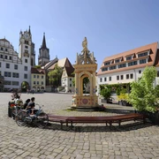 Marktplatz Oschatz mit Oschatz-Information - Besucherberatung und Service Die Tourist Information von Oschatz befindet sich in einem kleinen historischen Haus neben dem Rathaus, direkt am Markt.The Oschatz Tourist Information Centre is located in a small historic building next to the town hall, directly on the market square.