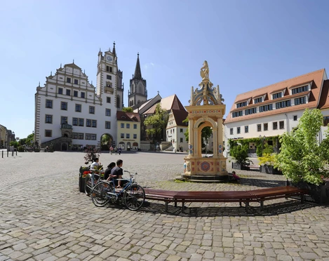 Marktplatz Oschatz mit Oschatz-Information - Besucherberatung und Service Die Tourist Information von Oschatz befindet sich in einem kleinen historischen Haus neben dem Rathaus, direkt am Markt.The Oschatz Tourist Information Centre is located in a small historic building next to the town hall, directly on the market square.