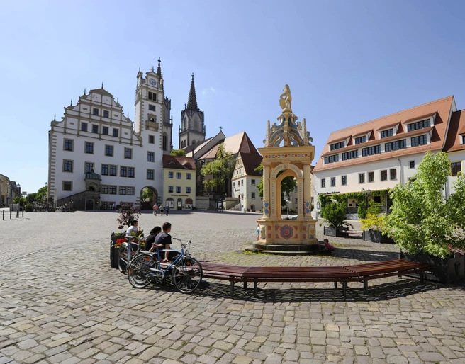 Marktplatz Oschatz mit Oschatz-Information - Besucherberatung und Service Die Tourist Information von Oschatz befindet sich in einem kleinen historischen Haus neben dem Rathaus, direkt am Markt.The Oschatz Tourist Information Centre is located in a small historic building next to the town hall, directly on the market square.