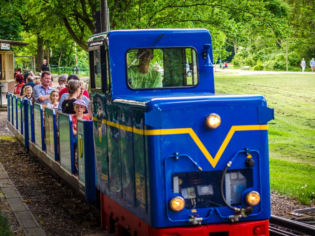 Parkeisenbahn am Auensee - Leipzig mit Kindern Blick auf die königsblaue Parkeisenbahn, die voll besetzt durch den Parkk fährt; Sommer, Familie, Ausflug