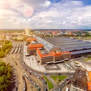 Promenaden Hauptbahnhof Leipzig - Shopping in Leipzig Blick auf den Leipziger Hauptbahnhof aus der Luft und links der Promenadenring, Shopping, Einkaufen, Anreise, Verkehr
