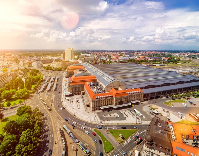 Promenaden Hauptbahnhof Leipzig - Shopping in Leipzig Blick auf den Leipziger Hauptbahnhof aus der Luft und links der Promenadenring, Shopping, Einkaufen, Anreise, Verkehr