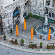 Ratskeller Leipzig aus der Vogelperspektive - Gastronomie in Leipzig Blick von oben auf den Freisitz des Ratskellers, der im alten Rathaus Leipzig am Burgplatz untergebracht ist.Pohled shora na venkovní posezení v restauraci Ratskeller, která se nachází ve staré lipské radnici na náměstí Burgplatz.Looking down on the outdoor dining terrace at the Ratskeller in Leipzig's New City Hall at Burgplatz.Vue d’en haut sur la terrasse du Ratskeller, qui se trouve à l’intérieur de l’ancien hôtel de ville (Neues Rathaus) de Leipzig, sur la place Burgplatz.Widok z góry na ogródek obiektu Ratskeller, zlokalizowany na placu Burgplatz przed Nowym Ratuszem.