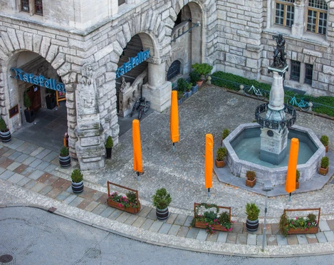 Ratskeller Leipzig aus der Vogelperspektive - Gastronomie in Leipzig Blick von oben auf den Freisitz des Ratskellers, der im alten Rathaus Leipzig am Burgplatz untergebracht ist.Pohled shora na venkovní posezení v restauraci Ratskeller, která se nachází ve staré lipské radnici na náměstí Burgplatz.Looking down on the outdoor dining terrace at the Ratskeller in Leipzig's New City Hall at Burgplatz.Vue d’en haut sur la terrasse du Ratskeller, qui se trouve à l’intérieur de l’ancien hôtel de ville (Neues Rathaus) de Leipzig, sur la place Burgplatz.Widok z góry na ogródek obiektu Ratskeller, zlokalizowany na placu Burgplatz przed Nowym Ratuszem.
