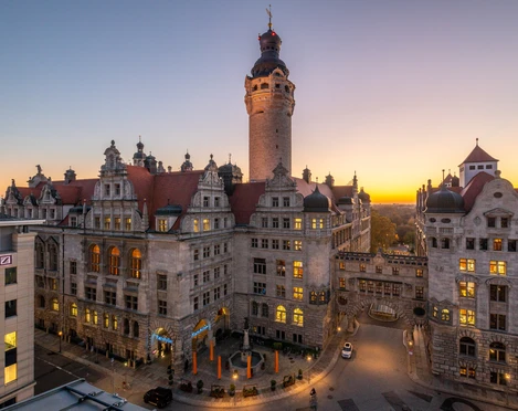 Neues Rathaus mit Ratskeller - Sehenswürdigkeiten in Leipzig Blick auf das Neue Rathaus mit Ratskeller in der Abenddämmerung, Sehenswürdigkeiten, gastronomie, freisitz