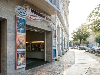 Regina-Palast, Eingang