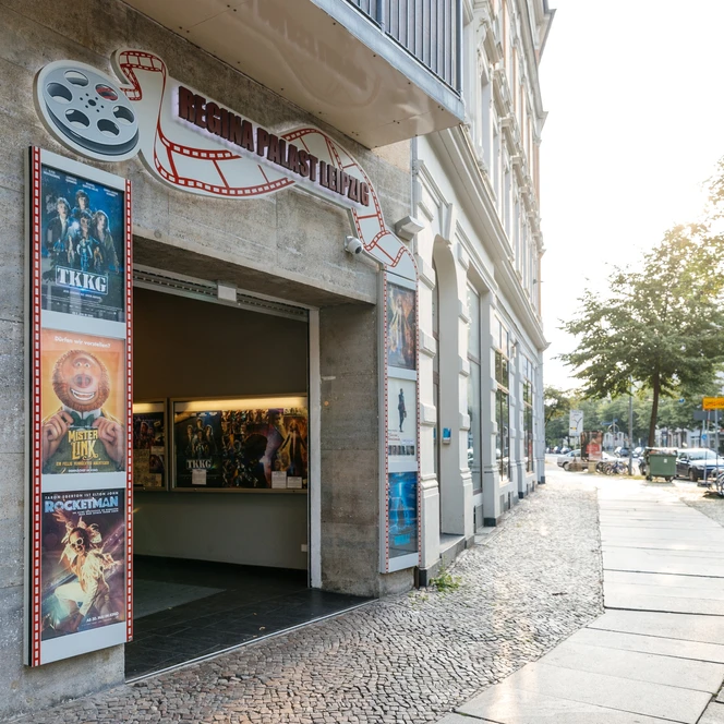 Regina-Palast, Eingang