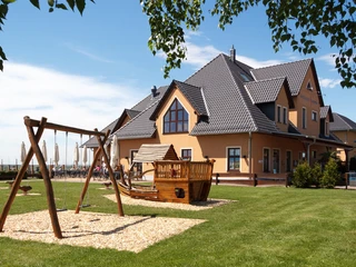 Spielplatz am Restaurant Seeperle - Gastronomie in der Leipzig Region Das Restaurant Seeperle liegt nur wenige Meter vom Ufer des Markkleeberger Sees entfernt. Hier können sie leckere Köstlichkeiten aus sächsisch regionaler und internationaler Küche genießen, gastronomie, restaurant,