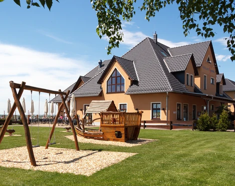 Spielplatz am Restaurant Seeperle - Gastronomie in der Leipzig Region Das Restaurant Seeperle liegt nur wenige Meter vom Ufer des Markkleeberger Sees entfernt. Hier können sie leckere Köstlichkeiten aus sächsisch regionaler und internationaler Küche genießen, gastronomie, restaurant,