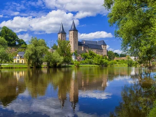 Die Mulde vor dem Schloss Rochlitz - Leipzig und Region Gesamtansicht des Schloss Rochlitz mit der Mulde im Vordergrund, Mulderadweg, Lutherweg Sachsen