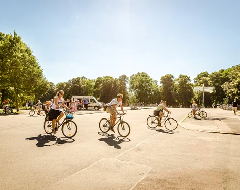 Radfahrer auf der Sachsenbrücke - Landmarken in Leipzig