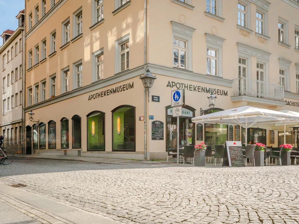 Sächsisches Apothekenmuseum - Museen in Leipzig Blick von außen auf das historische Gebäude am Thomaskirchhof, in dem das Museum untergebracht ist, museum, ausstellung, apotheke