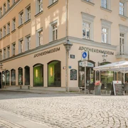 Sächsisches Apothekenmuseum - Museen in Leipzig Blick von außen auf das historische Gebäude am Thomaskirchhof, in dem das Museum untergebracht ist, museum, ausstellung, apotheke