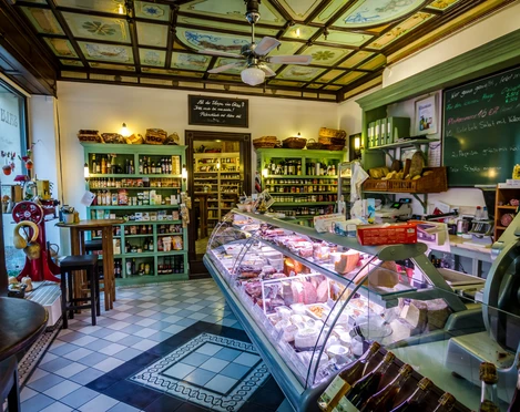 Salumeria Italiana - Gastronomie in Leipzig Das Salumeria von innen, mit Fokus auf der gefüllten Theke, dem Ambiente und Flair des Geschäftes sowie den dargebotenen Waren in den Verkaufsregalen im Hintergrund, feinkost, restaurant, genuss, kulinarik