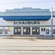 Schauburg Leipzig - Kinos in Leipzig Blick auf das blau weiße Gebäude des Kinos Schauburg Leipzig an einem Sommertag.