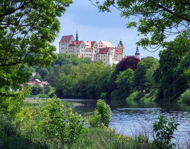 Schloss Colditz an der Mulde - Schlösser der Leipzig Region Blick von der anderen Seite des Ufers auf das Schloss Colditz, welches über der Mulde in der Leipzig Region thront