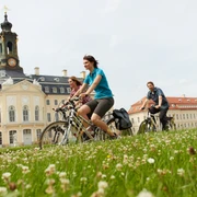 Schloss Hubertusburg Wermsdorf - Schlösser der leipzig Region Eine Gruppe von Fahrradfahrern fahren vor dem Schloss Hubertusburg in Wermsdorf