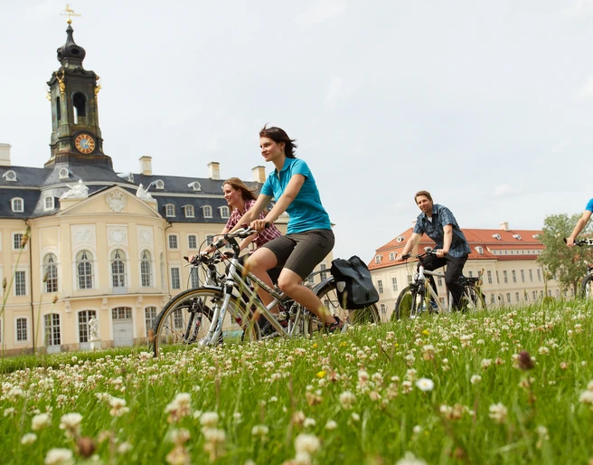 Schloss Hubertusburg Wermsdorf - Schlösser der leipzig Region Eine Gruppe von Fahrradfahrern fahren vor dem Schloss Hubertusburg in Wermsdorf