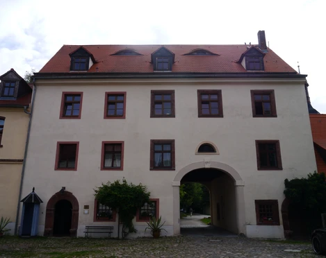 Torhaus Markkleeberg Das Torhaus in Markkleeberg ist ein historisches Gebäude mit einem markanten Torbogen und roten Ziegeldach.