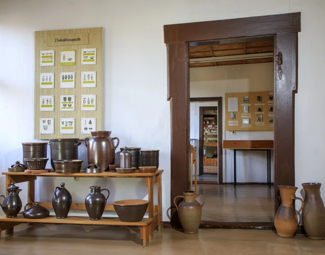 DEU/Sachsen/Dommitzsch (Copyright © Rainer Weisflog +49171/6254657) Das Heimatmuseum der Stadt Dommitzsch im Haus der ehemaligen Mohrenapotheke in der Torgauer Straße wieder aufgebaut. Das Haus selbst, wahrscheinlich 1716 im Fachwerkstil errichtet, gilt als eines der ältesten der Stadt Dommitzsch und steht unter Denkmalschutz. Auf insgesamt 300 m² Ausstellungsfläche wird mittels historischer und rekonstruierter Exponate, Fotos, Grafiken und Anschauungstafeln in selbsterläuternder Form die Stadtgeschichte veranschaulicht. (CREDIT/Copyright (c): Rainer Weisflog /Contakt: E-Mail: Foto@Weisflog.net ; Tel. +490355/824499; Weitere Infos und AGB auf: www.rainer-weisflog.de) DEU/Sachsen/Dommitzsch (Copyright © Rainer Weisflog +49171/6254657) Das Heimatmuseum der Stadt Dommitzsch im Haus der ehemaligen Mohrenapotheke in der Torgauer Straße wieder aufgebaut. Das Haus selbst, wahrscheinlich 1716 im Fachwerkstil errichtet, gilt als eines der ältesten der Stadt Dommitzsch und steht unter Denkmalschutz. Auf insgesamt 300 m² Ausstellungsfläche wird mittels historischer und rekonstruierter Exponate, Fotos, Grafiken und Anschauungstafeln in selbsterläuternder Form die Stadtgeschichte veranschaulicht. (CREDIT/Copyright (c): Rainer Weisflog /Contakt: E-Mail: Foto@Weisflog.net ; Tel. +490355/824499; Weitere Infos und AGB auf: www.rainer-weisflog.de)