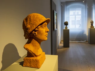 Sammlung Georg Kolbe im Stadt- und Museumshaus Waldheim - Sehenswürdigkeiten in der Leipzig Region Blick in einen Ausstellungsraum im Stadt- und Museumshaus Waldheim mit Porträtbüsten und Kleinplastiken aus Bronze, Terrakotta und Steinguss von Georg Kolbe, Region Leipzig, Ausflug