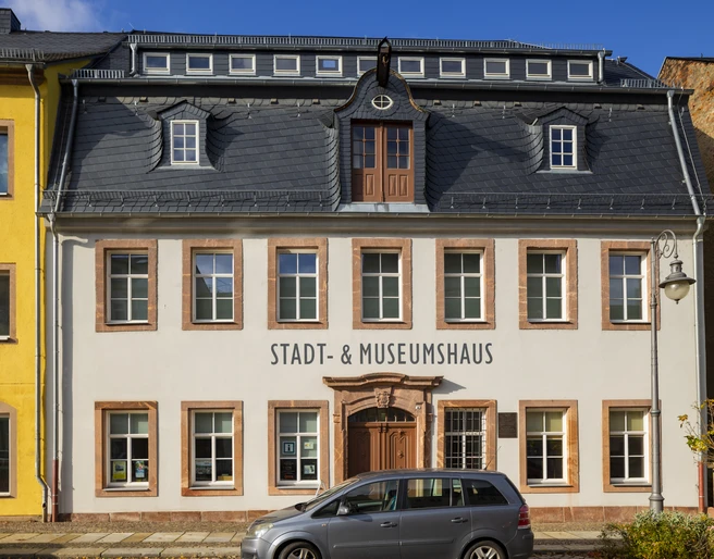 Stadt- und Museumshaus Waldheim - Sehenswürdigkeiten in der Leipzig Region Blick auf das weiß gestrichene Stadt- und Museumshaus Waldheim und schwarzem Dach, davor ein Auto parkend, Region Leipzig, Ausstellungen, Ausflug