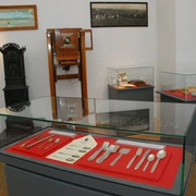 Dauerausstellung im Stadtmuseum Döbeln Die Dauerausstellung im Stadtmuseum Döbeln zeigt historische Alltagsgegenstände in Vitrinen.