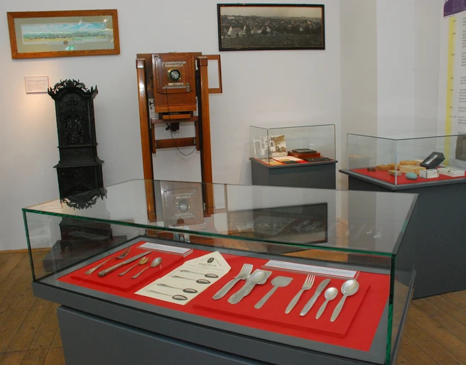 Dauerausstellung im Stadtmuseum Döbeln Die Dauerausstellung im Stadtmuseum Döbeln zeigt historische Alltagsgegenstände in Vitrinen.