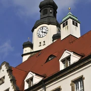 Rathaus Döbeln / Kleine Galerie Historisches Rathaus Döbeln mit markantem Uhrturm vor blauem Himmel.